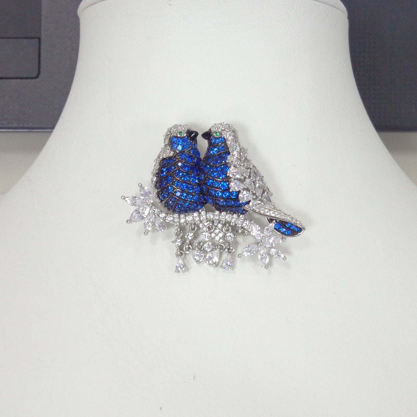 Серебряная брошь с фианитами "Птички"